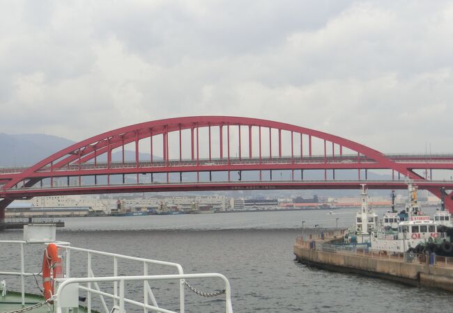 神戸港クルーズ船に乗って、下をくぐりました。
