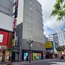 地下鉄すすきの駅近くにあります。