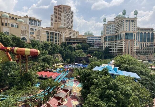 スライダー充実のプールに遊園地と動物園まで