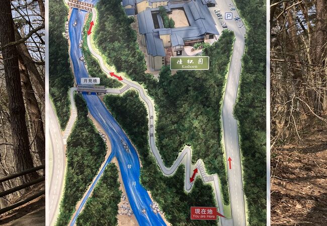 道は整備され、ホテルも見えるのですが「熊」の看板あり！