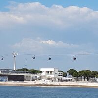 ケーブルが行きかいます。