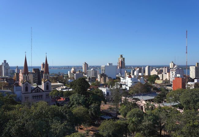 イグアスの滝のあるミシオネス州の州都。パラナ川沿いに位置し対岸はウルグアイのエンカルナシオン