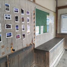 小さな駅舎内には風景写真が貼られていた。