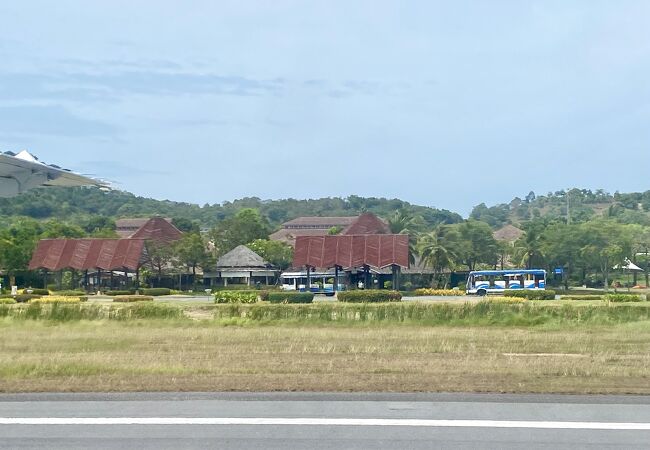 のどかな空気の流れる公園のような空港です