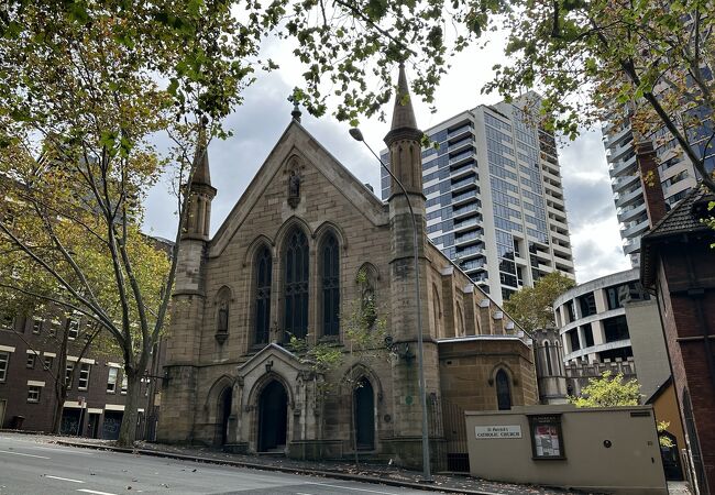 レンガ造りの荘厳な建物