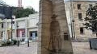 イギリスからの移民の3つの姿が彫られている