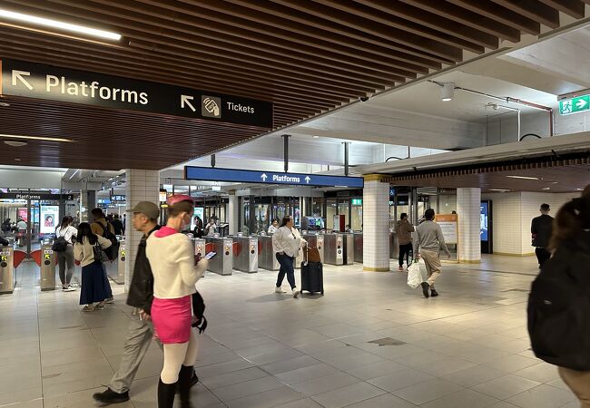 地下にショッピング街が広がっている