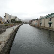 運河と石造倉庫群