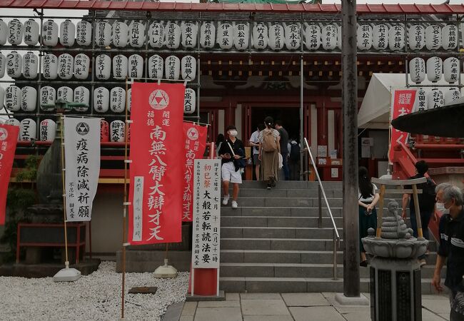 池の真ん中に浮いてる感じでお寺があります。