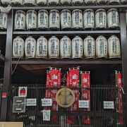 京都の街の通り名を覚える昔からの歌にも「姉三六角タコ錦」と有りますので、京都人も納得の蛸薬師堂だと思います。