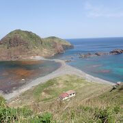 潮の満ち引きで佐渡島と繋がる島です。