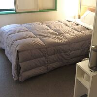 壁側に隙間あり、幼児は落ちそう。ポットの配置は部屋ごとに違う