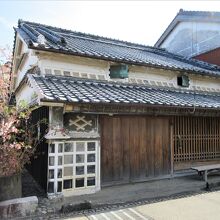 漆喰や格子がある家