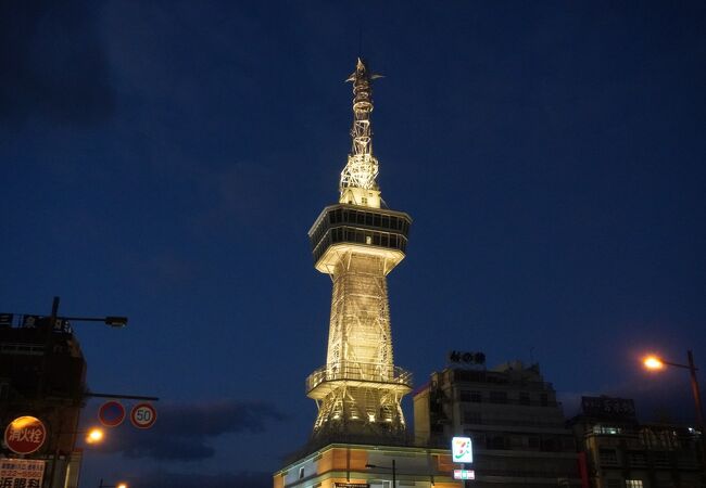 日が暮れるといろんな色でライトアップ