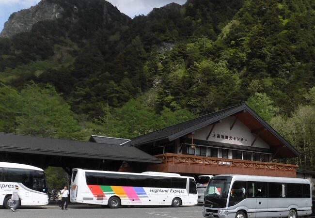 河童橋の近くのバスターミナル