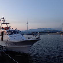 出港は日が暮れた19時30分で、道の駅南側の船着き場から