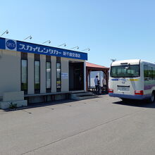 会社と無料シャトルバスです。