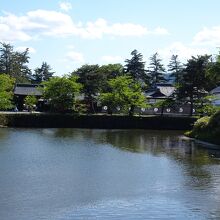 お堀に囲まれた園内は、見どころ凝縮