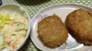 駅から徒歩1分、外観は昭和の懐かしい精肉店