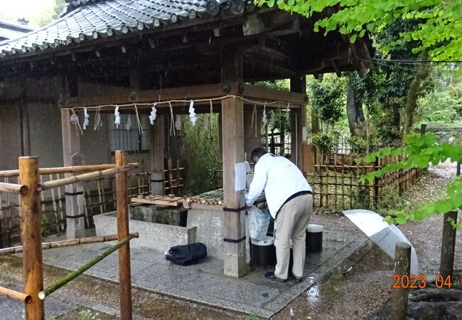 京都三名水の内、現存する唯一の名水として、みんなに飲用されているようです。