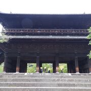 京都市内東部の大きな三門のある寺院でした。