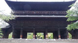 京都市内東部の大きな三門のある寺院でした。