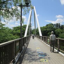 はねたき橋を渡る