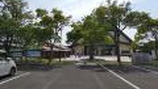 出雲の土産や地酒などを販売、足湯がある