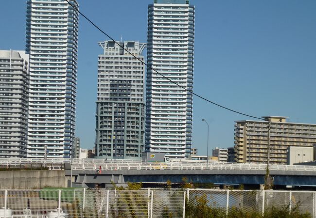 横浜市中央卸売市場へ架かる橋