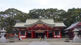 赤い社殿が鮮やか