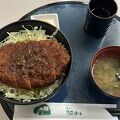 茅野駅に土産物店とレストランがあります。