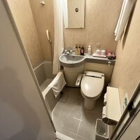 部屋のバスルームは狭い