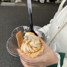 大島牛乳ソフトクリーム（黒蜜きなこ）