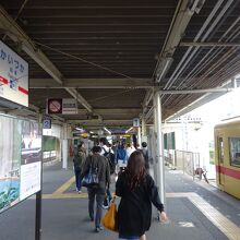 始発駅の貝塚駅。地下鉄の駅と向かい合わせの位置にあります。