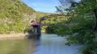 赤い橋が印象的