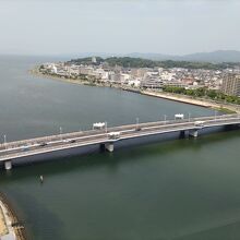 西のフロアーから見る宍道湖大橋。