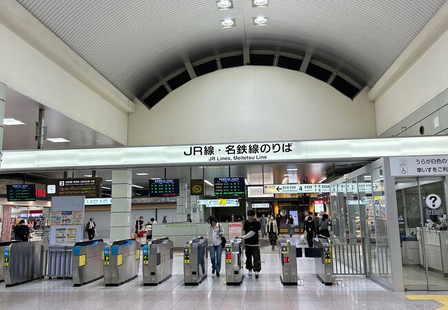 大きな駅で、外からでも大きさがわかるほど。