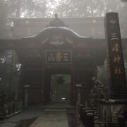 霧雨のなか厳かな神社を訪ねる