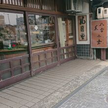 お店の前は一方通行。真ん前が堀川めぐりの乗船場。