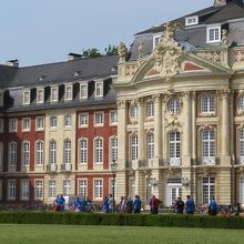 この時には、前庭で消火訓練をしている人たちが。