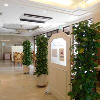 左がフロント。右はロビーで朝食会場。