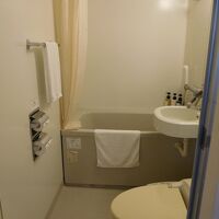 バスタブあり。1人なら快適に使えます。