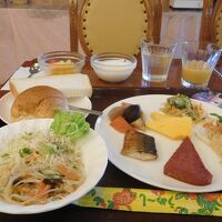 朝食。プレートで運ばれます。美味しかった。