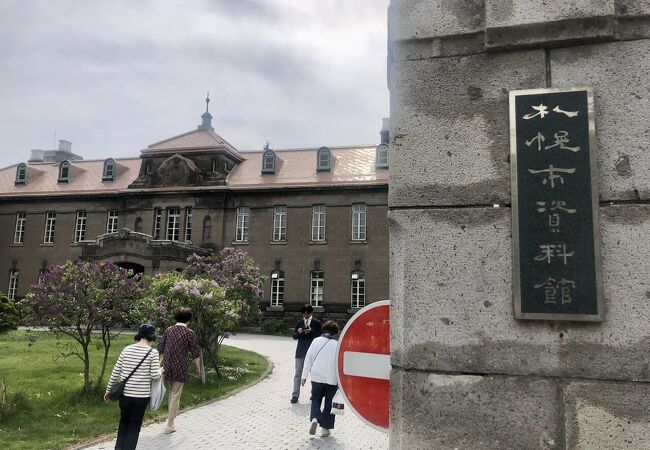 大通公園の一番端にあります。