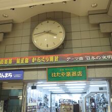 本町商店街のお店にあった飯塚宿からくり時計