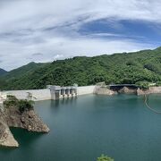 昭和42年にダム建設計画が決定されてから実に53年を経て運用が始まったいわくつきのダム