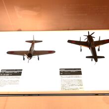 海軍の戦闘機　右側が震電、左側が零戦二一型。