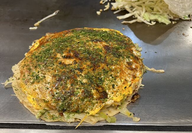 広島駅のekieの中にあり、行列していました