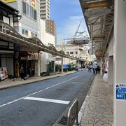 駅から海へ向かう途中。