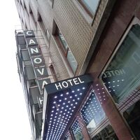 駅前広場を斜め左手に行くとすぐ見えます。